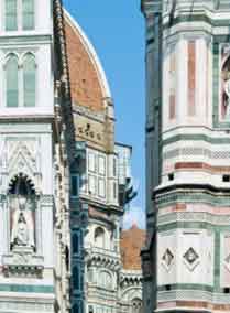 O campanile da catedral de Florencia, obra de Giotto, quen comezou a súa construcción no ano 1334, e que se terminaría de construír posteriormente por Francesco Talenti