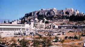 El ágora antigua, uno de los lugares en los que Sócrates practicaba sus diálogos y dónde con seguridad le escuchó Platón en numerosas ocasiones. Al fondo la Acrópolis.